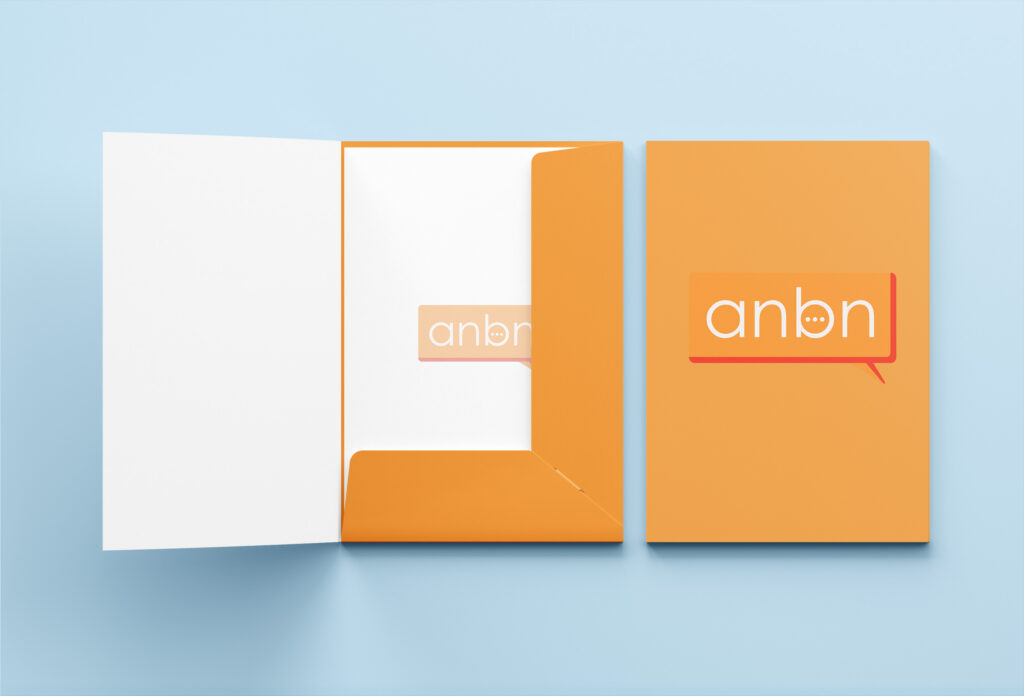 Mock up van een presentatie map voor een rebrand van een vzw.